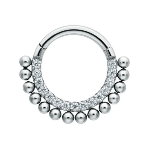 Silberner Piercing-Ring mit Kristallen und kleinen Kugeln auf weißem Hintergrund