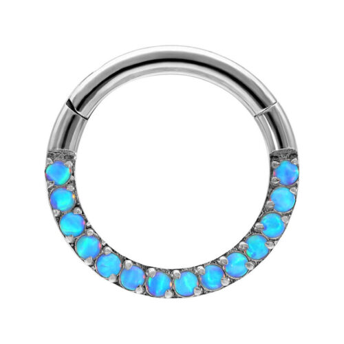 Silberner Piercingring mit hellblauen Opalsteinen auf weißem Hintergrund