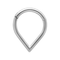Teardrop Clicker in Silber, 1,2 mm Stärke Silberner Teardrop Clicker Piercing auf weißem Hintergrund