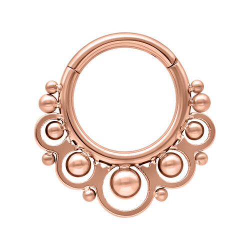 Roségoldenes Piercing in Ringform mit dekorativen Kugeln auf weißem Hintergrund