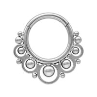 Silberner Temple Clicker Piercingring Silberner Temple Clicker aus Titan mit Kugelverzierungen auf weißem Hintergrund