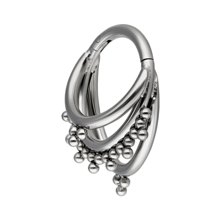 Silberfarbener Piercingring mit drei geschwungenen Ringen und Kugeln auf weißem Hintergrund