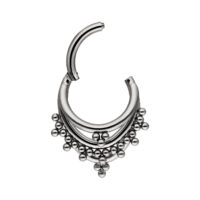 Silberner Triple Oriental Clicker Piercingring Silberner Piercingring mit Kugeln auf weißem Hintergrund