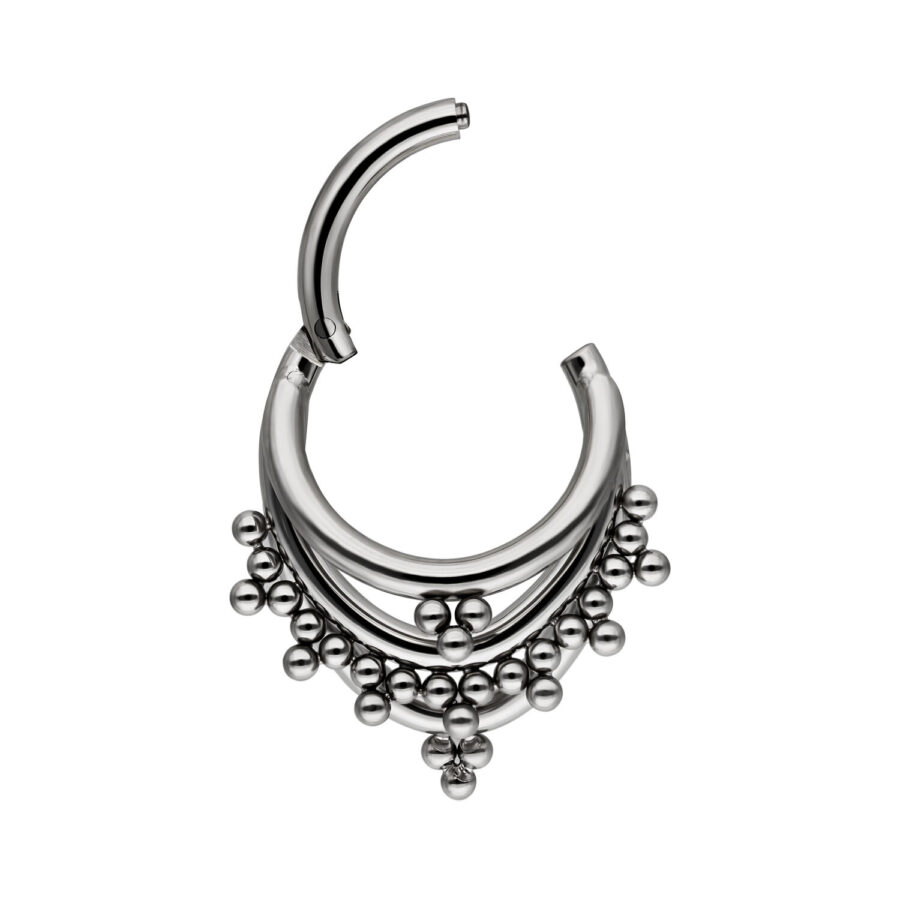 Silberner Piercingring mit Kugeln auf weißem Hintergrund