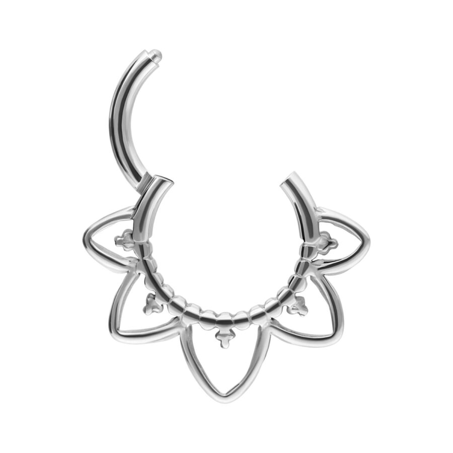Silberner Septum Clicker aus Titan mit orientalischem Design, Hintergrund weiß