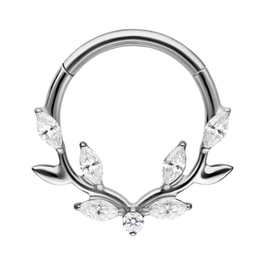 Silberner Septum Clicker mit Kristall-Blatt-Design auf weißem Hintergrund