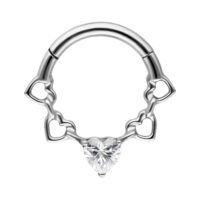 Crystal Hearts Septum Clicker in Silber Silberner Septum Clicker mit Herz- und Kristalldetails auf weißem Hintergrund