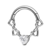 Silbernes Crystal Hearts Septum Clicker Silberner Septum Clicker mit Herzdesign und Kristall auf weißem Hintergrund