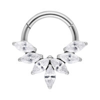 Silberner Septum Clicker mit Marquise Kristallen auf weißem Hintergrund