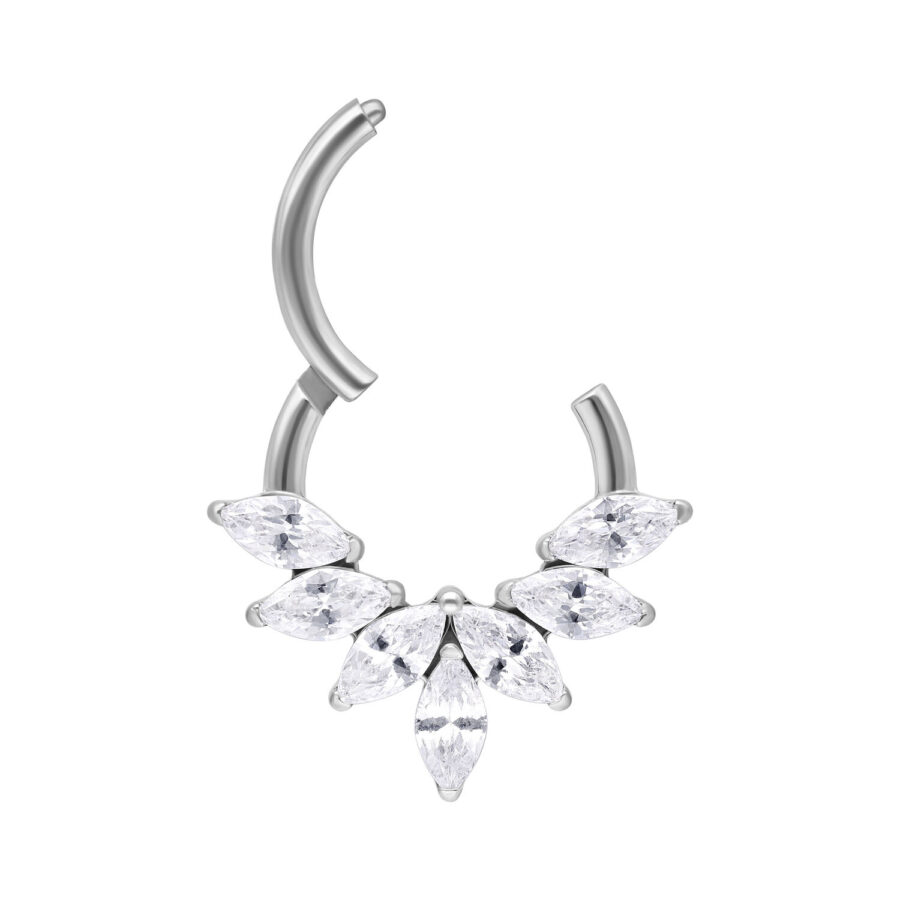 Silberner Septum Clicker mit Marquise Kristallen auf weißem Hintergrund