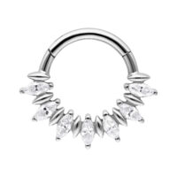 Silberner Septum Clicker mit Marquise-Steinchen auf weißem Hintergrund