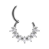 Silberner Septum Clicker mit Marquise-Steinbesatz auf weißem Hintergrund