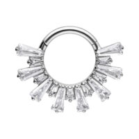 Silberner Septum Clicker aus Titan mit funkelnden Kristallen auf weißem Hintergrund