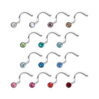 Nasenstecker aus Titan mit bunten Kristallen Verschiedene Nasenstecker aus Titan mit bunten Kristallen auf weißem Hintergrund