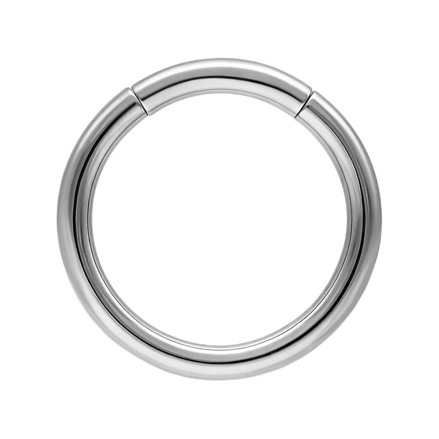 Silberner Titan Segmentring 1,2 mm Silberner Segmentring aus Titan auf weißem Hintergrund, glatt und rund.
