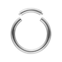 Silberner Segmentring aus Titan, 1,6 mm Silberner Segmentring aus Titan auf weißem Hintergrund mit offenem Verschluss