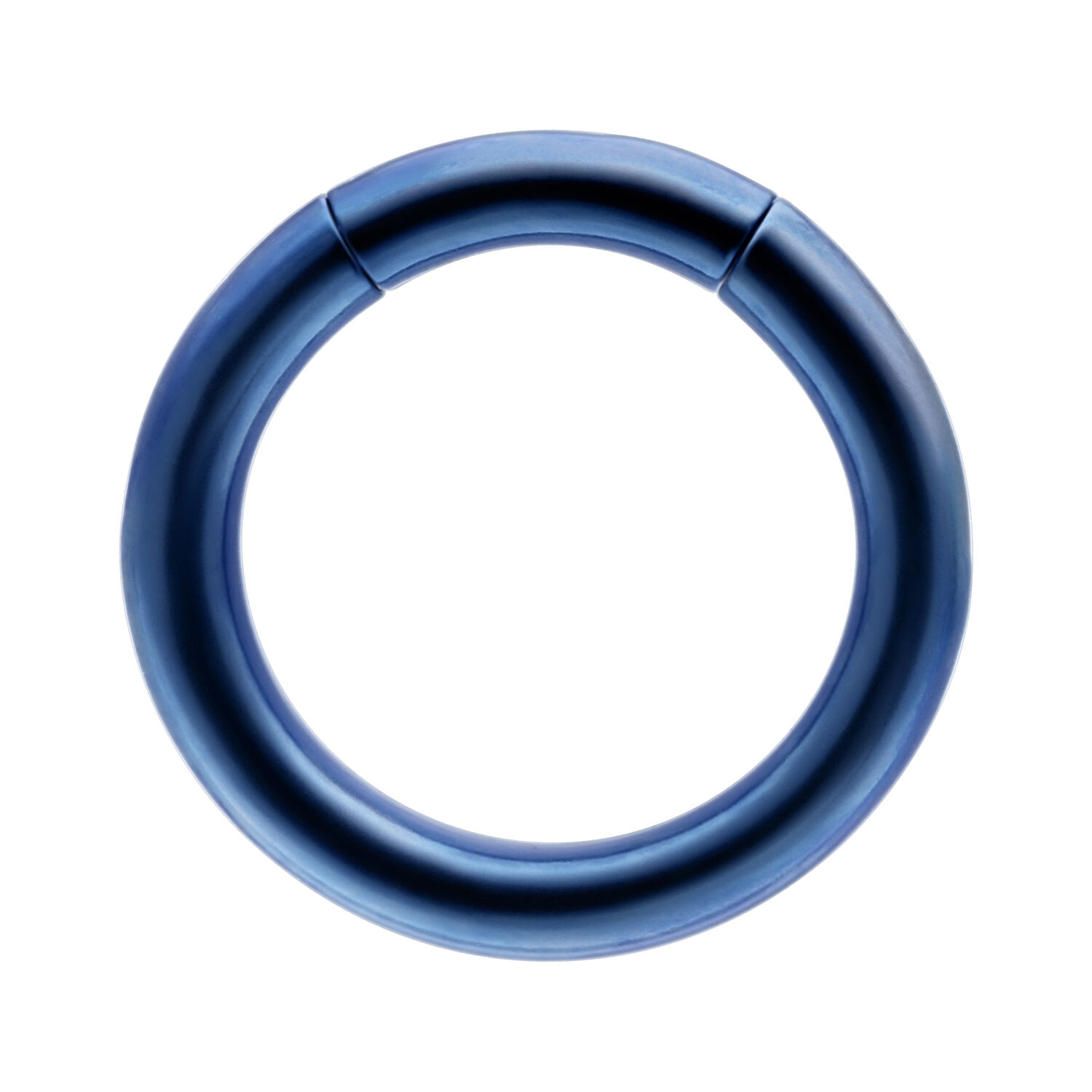 Anodisierter Segmentring aus Titan, dunkelblau Dunkelblauer Segmentring aus Titan auf weißem Hintergrund