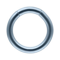 Hellblauer Segmentring aus Titan, 1.2mm Hellblauer Titan Segmentring mit 1,2 mm Stärke auf weißem Hintergrund