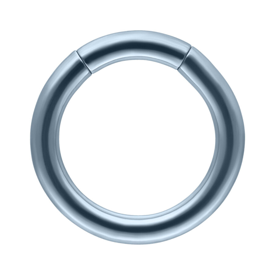 Hellblauer Titan Segmentring mit 1,2 mm Stärke auf weißem Hintergrund