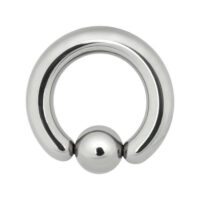Silberner Clip in Ball Ring aus Titan auf weißem Hintergrund