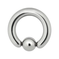 Silberner Clip in Ball Ring aus Titan auf weißem Hintergrund