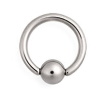 Silberner Clip in Ball Ring aus Titan auf weißem Hintergrund