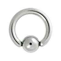 Silberner Clip in Ball Ring aus Titan auf weißem Hintergrund