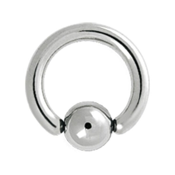 Silberner Titan Clip in Ball Ring auf weißem Hintergrund