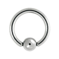 Silberner Titan Clip in Ball Ring auf weißem Hintergrund