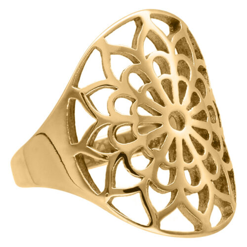 Goldener Ring mit filigranem Blumenmuster auf weißem Hintergrund
