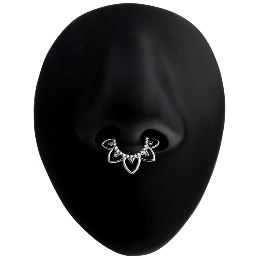 Silberner Septum Clicker mit Blumenmotiv an schwarzer Modellnase.