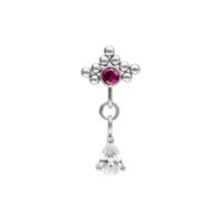 Silberner Push Fit Piercing mit rotem Kristall Silberner Piercing-Aufsatz mit rotem Kristall und ovalem Anhänger auf weißem Hintergrund.