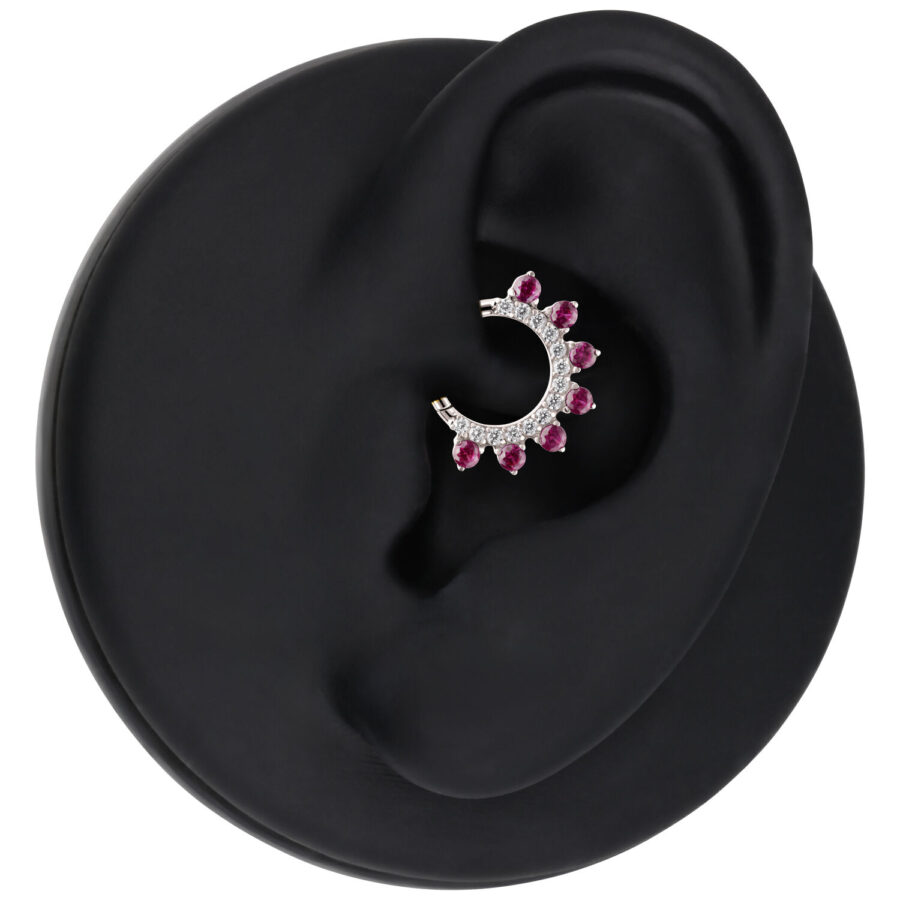 Silberner Piercingring mit roten Kristallen auf schwarzem Ohrdisplay