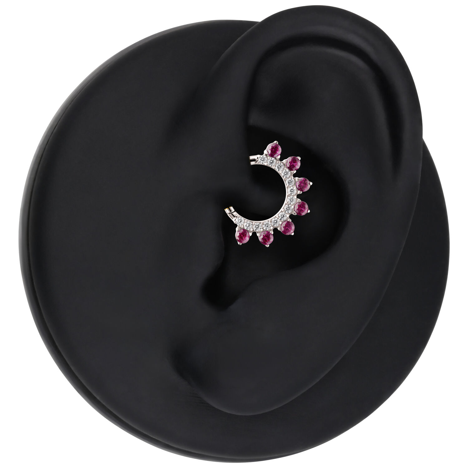 Silberner Piercingring mit roten Kristallen auf schwarzem Ohrdisplay