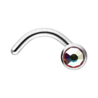 Silberner Nasenstecker mit Aurora Boreale Kristall Silberner Nasenstecker mit gebogenem Stab und facettiertem Aurora Boreale Kristall auf weißem Hintergrund