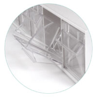 Transparenter Stala Displaybehälter Weißer Stala Displaybehälter mit transparenten Fächern auf weißem Hintergrund
