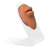 Body Bit Big Mouth in Braun aus Silikon Braune Silikonaufsatz in Lippenform auf transparentem Ständer