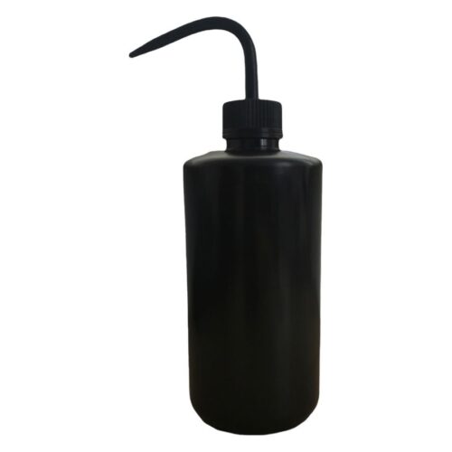 Schwarze 500 ml Wash Bottle mit geschwungenem Ausguss auf weißem Hintergrund