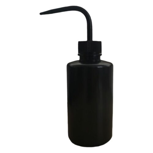 Schwarze 250 ml Flasche mit langem, gebogenem Ausguss auf weißem Hintergrund