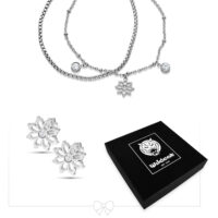 Silbernes Floralis Schmuckset mit Ohrsteckern Silberne Floralis Halskette und Ohrstecker vor schwarzer Wildcat-Box