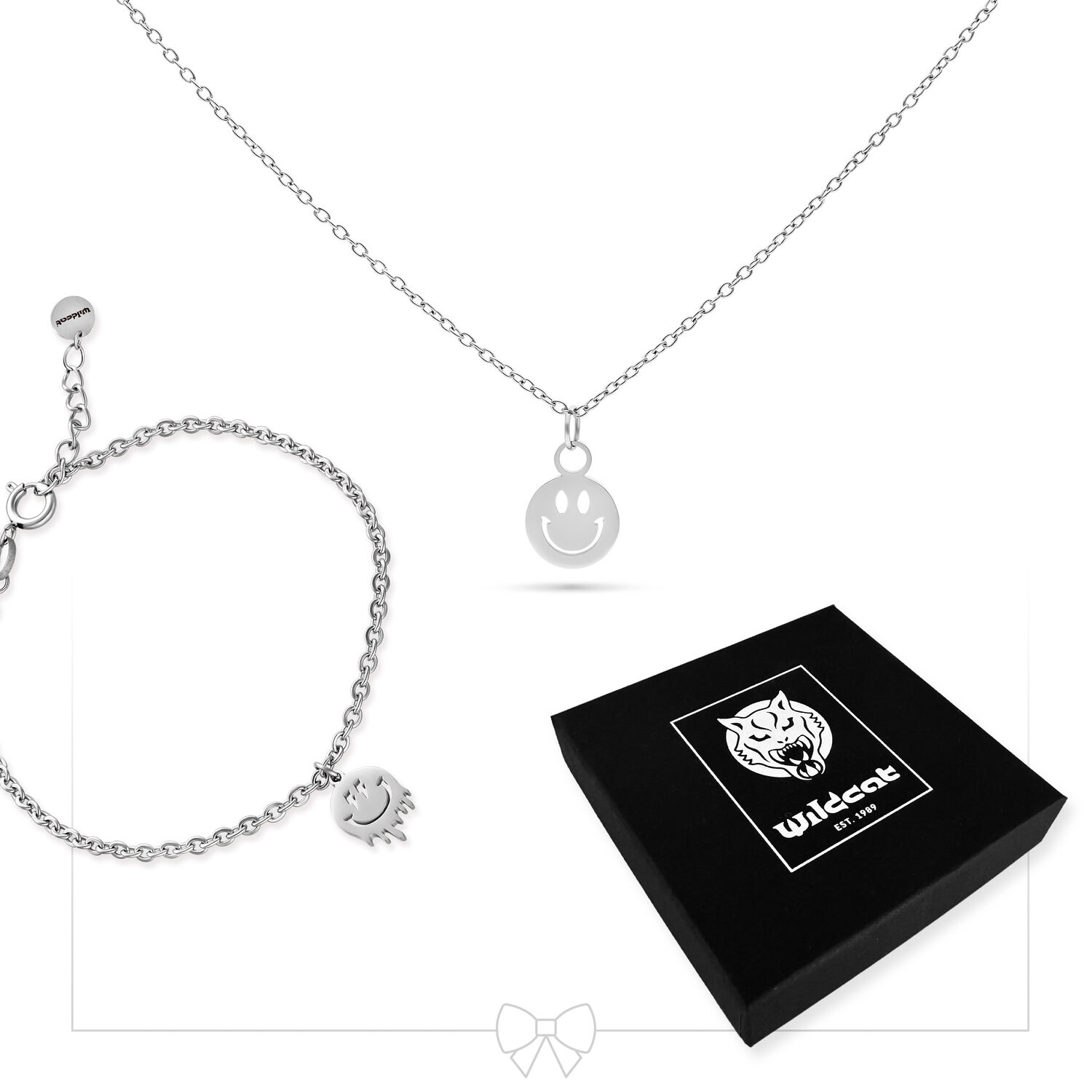 Smiley Schmuckset aus Silber mit Box Silbernes Smiley-Armband und Halskette mit Geschenkbox auf weißem Hintergrund