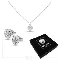 Monstera Schmuckset aus Chirurgenstahl Silbernes Monstera Schmuckset mit Kette und Ohrsteckern auf weißem Hintergrund
