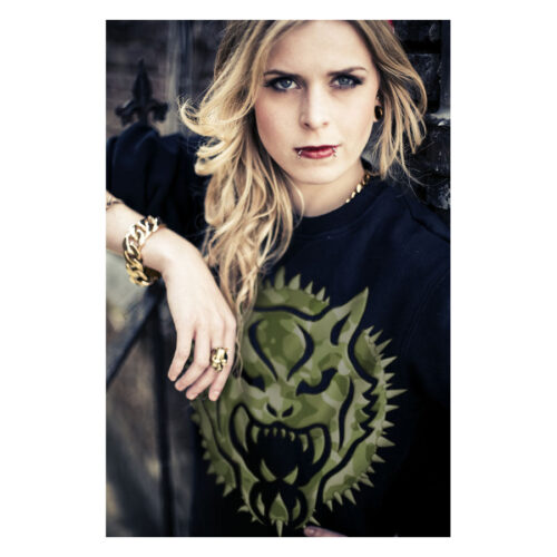 Frau mit schwarzem Wildcat Sweatshirt mit Camouflage-Muster