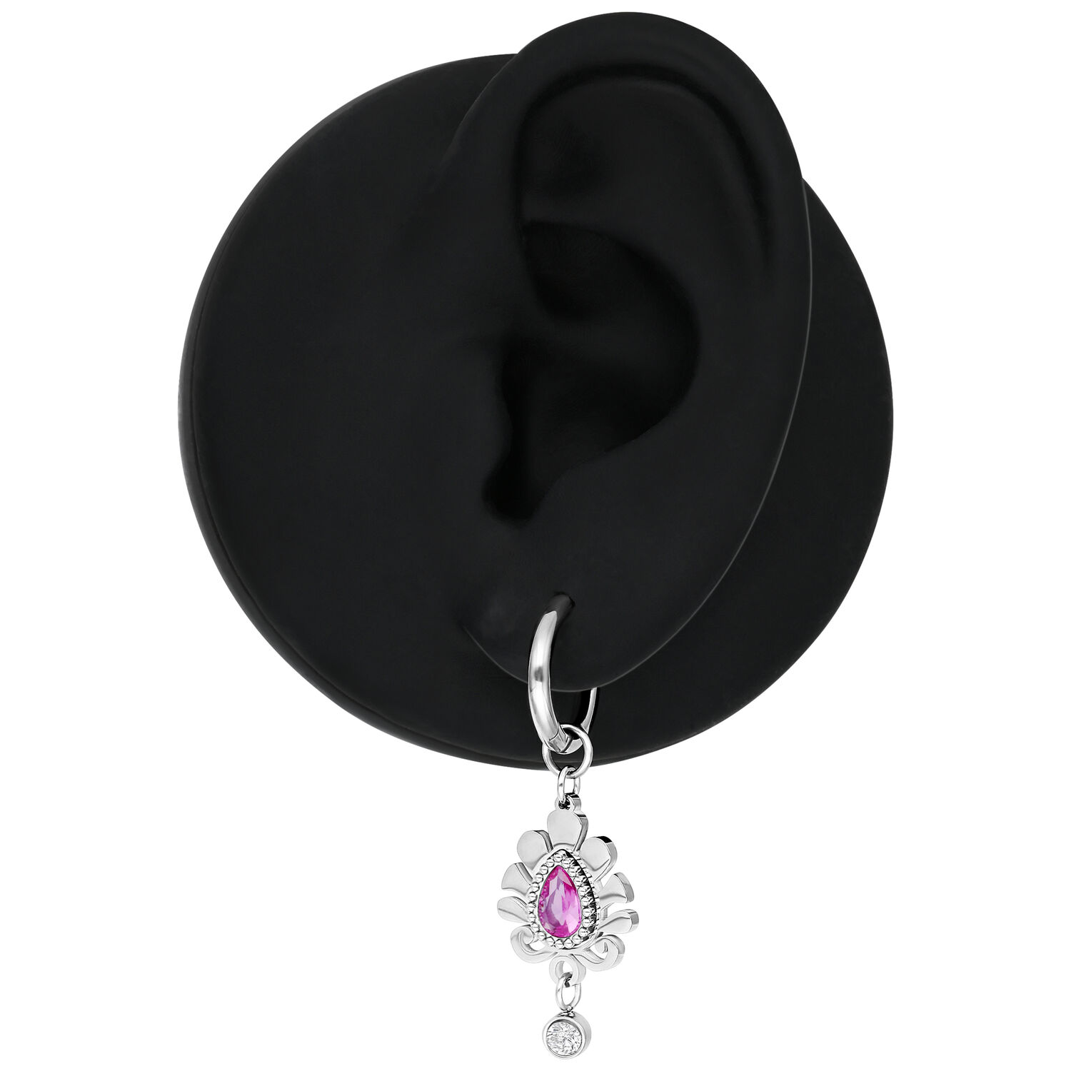 Silberner Ohrring mit rosa Kristallanhänger an einem schwarzen Ohrmodell