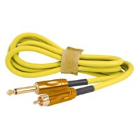 Gelbes RCA Clip Cord Kabel aus Silikon auf weißem Hintergrund