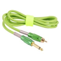 Hellgrünes Paracord Kabel mit goldenen Kupfersteckern auf weißem Hintergrund