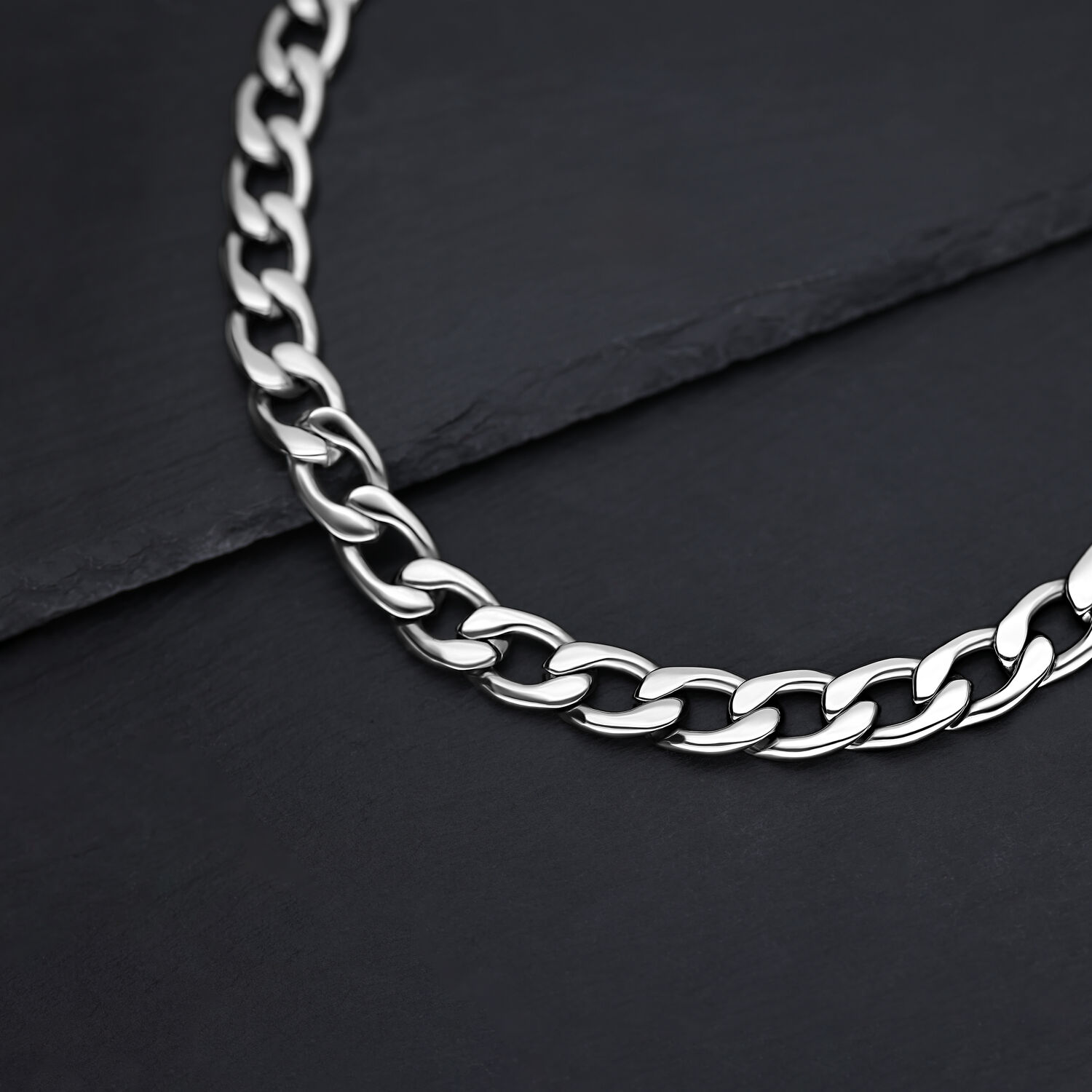 Silberne Chunky Kette aus Chirurgenstahl Silberne Chunky Kette aus Chirurgenstahl auf dunklem Hintergrund