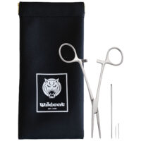 Piercing Change Kit mit Tasche Silberne Piercingzange und Nadeln neben schwarzer Tasche mit Wildcat-Logo