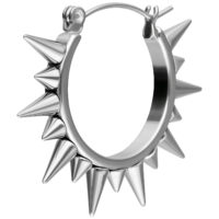Silberne Spike-Ohrringe aus Stahl Silberner Ohrring mit spitzen Nieten auf weißem Hintergrund