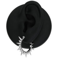 Spiked Ohrringe aus Silber Silberne Spiked Ohrringe an einem schwarzen Ohrmodell auf weißem Hintergrund